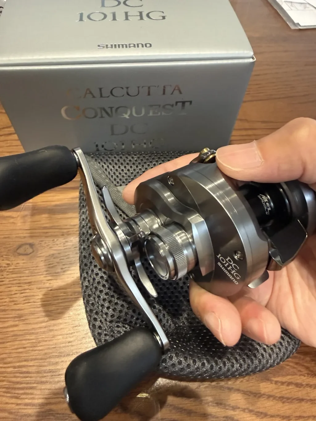 手に収まる26カルカッタコンクエストDC101HGのパーミングサイズ