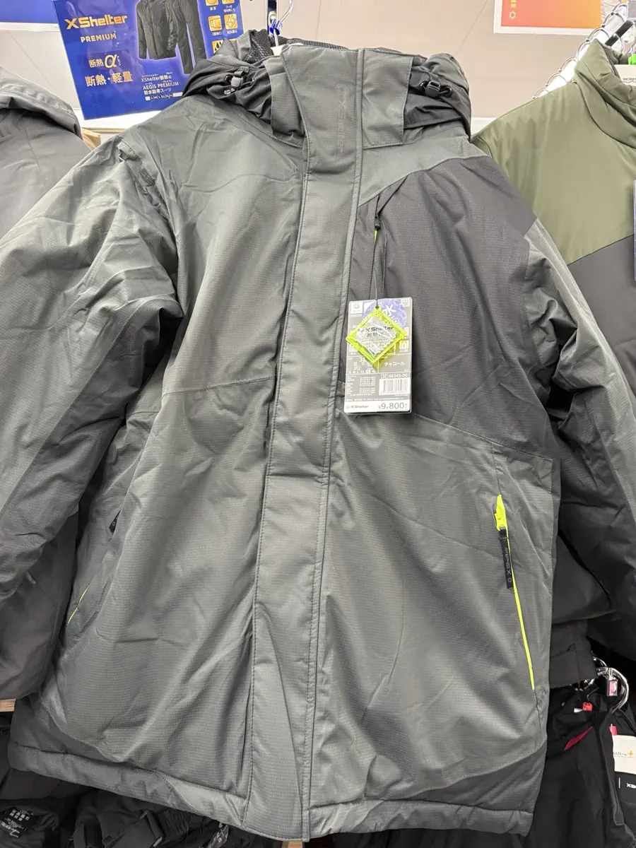 断熱αイージスプレミアム防水防寒スーツXW602B チャコールの店頭写真